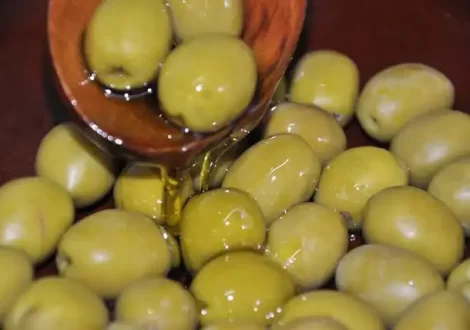 pooring oil on olives